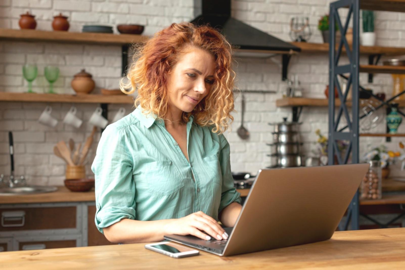 Команда изучает финансовые показатели на экране