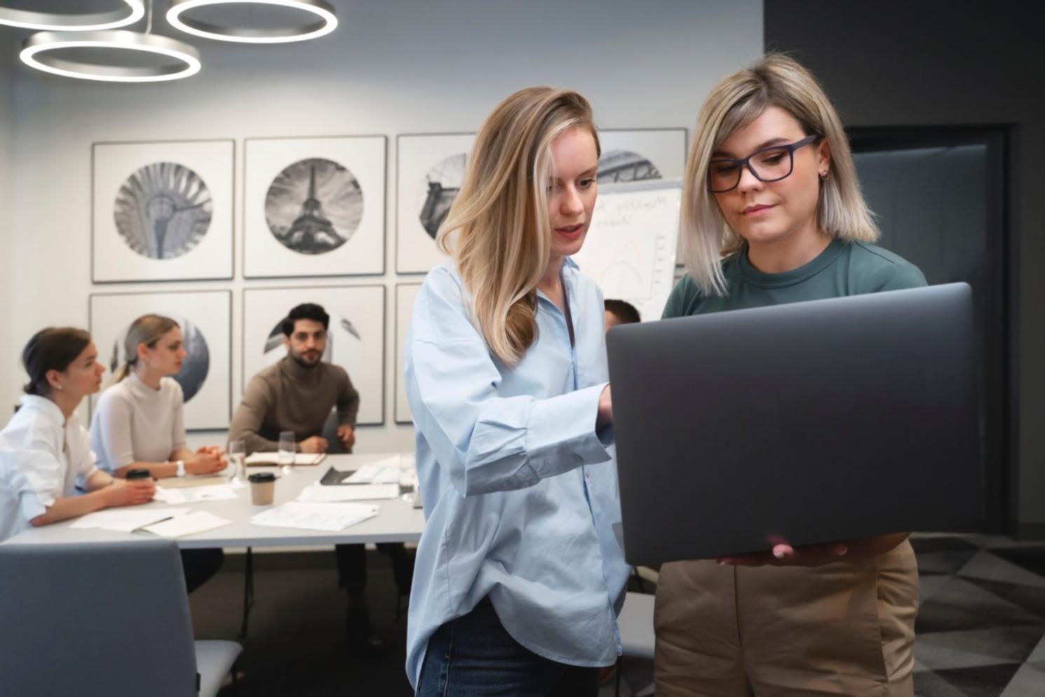 Современный офис с финансовыми документами и аналитикой